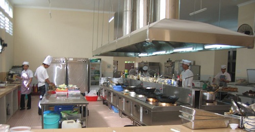 quat hut khoi nha bep